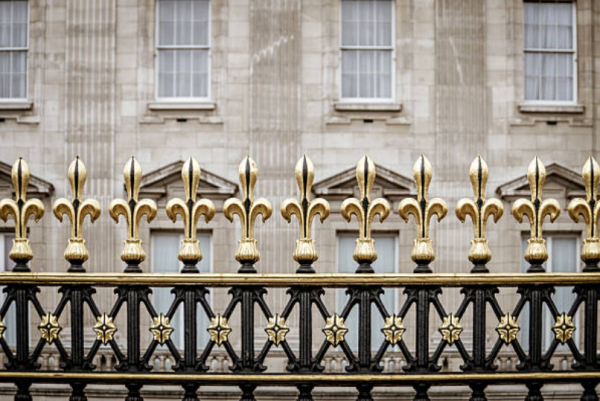 Pagar dengan pagar besi yang dilapisi emas